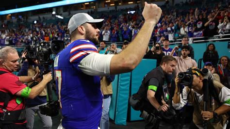 Bills Mafia welcomes team back home at Buffalo airport post Dolphins