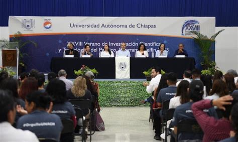 Entregan becas a 134 de estudiantes de la UNACH que participarán en el