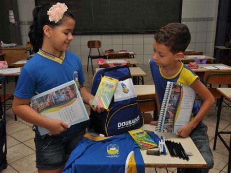 Prefeitura Entrega Uniforme Mochila E Kit Escolar Para 27 Mil Alunos