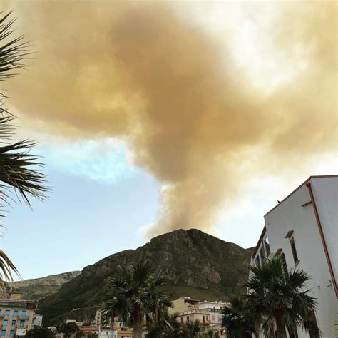 Sabato Di Incendi In Sicilia Paura Ad Alcamo E Castellammare Roghi