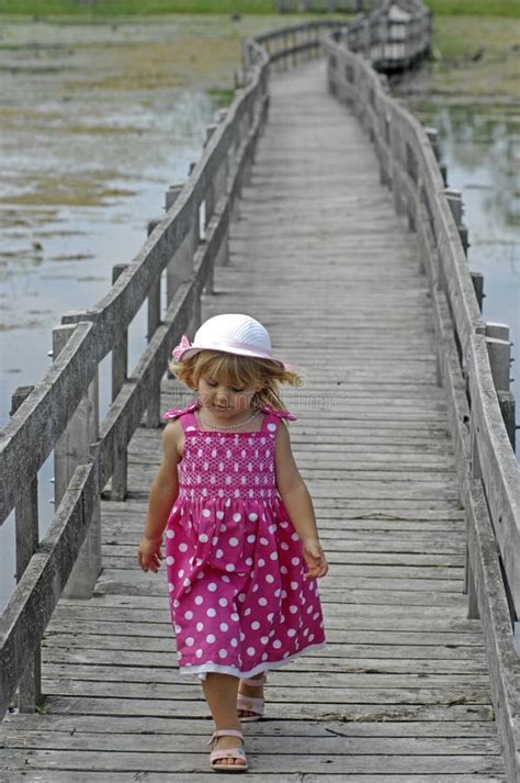 Petite Fille Blonde Sur La Promenade Image Stock Image Du Fleur Explore