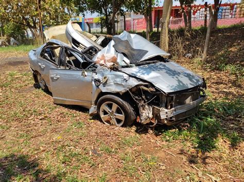 Motorista Morre Após Carro Bater Em Caminhão E Capotar Em Rodovia De