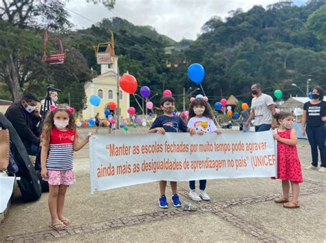 Pais fazem manifestação em apoio ao retorno às aulas presenciais