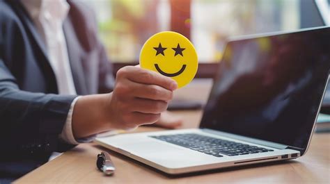 Homem De Neg Cios Segurando Emoticon De Rosto Sorridente Amarelo E