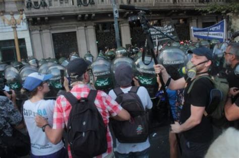 Brutal represión de la Gendarmería y la Policía Federal frente al Congreso