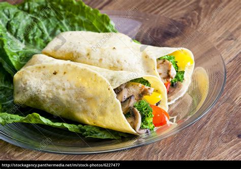 Tortilla Llena De Carne De Pollo Y Verduras Foto De Archivo