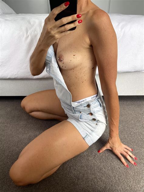 Wardrobe Malfunction Yo MILF Nudes Milf NUDE PICS ORG