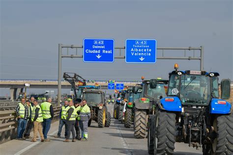 Más De 600 Tractores Logran Cortar En Los Cuatro Sentidos La