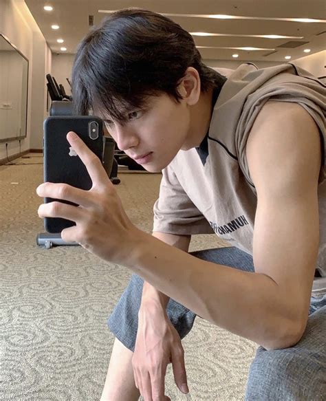 Loạt ảnh body 6 múi của hot boy từng được tuyển thẳng vào ĐH Luật Báo Dân trí