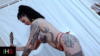 Preciosa MILF tatuada follada por el culo por una máquina y luego por una polla real XVIDEOS