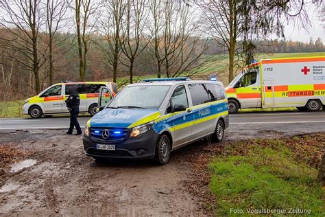 Willofs Pkw kommt von Straße ab und landet im Graben Vogelsberger