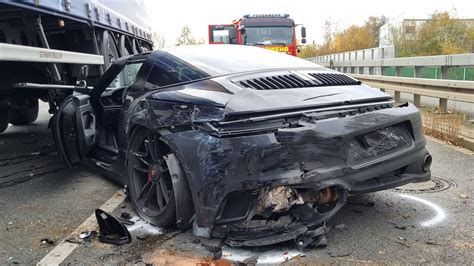 Haan bei Düsseldorf Totalschaden nach Unfall Porsche kollidiert mit