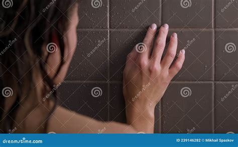 Mulher Brunette Atraente E Idosa Toma Banho Mulher Lava O Cabelo Corpo Pelado Azulejo Cinza