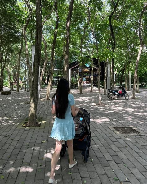 Hot mom Doãn Hải My khoe vóc dáng nuột nà chân dài thẳng tắp cùng Đoàn Văn Hậu đưa quý tử đi