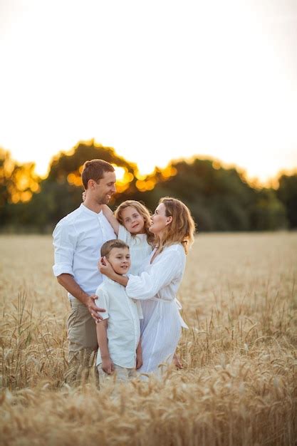 Hermosa Familia Joven Al Atardecer En Un Campo De Trigo Padres Felices