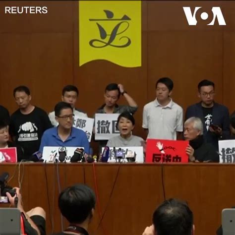 香港反对派政党泛民主派成员6月15日在特首林郑月娥宣布暂缓《逃犯条例》二读审议后举行记者会他们表示不接受林郑月娥提出的暂缓，他们要求政府完全