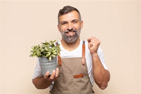 Hombre Adulto Que Se Siente Sorprendido Emocionado Y Feliz Riendo Y