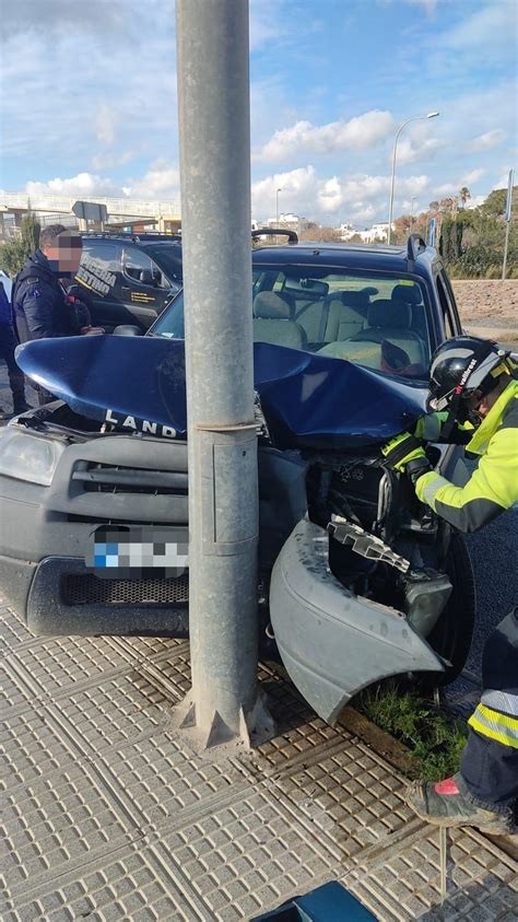 Estampa El Coche Contra Una Farola En Ibiza Y Provoca Un Vertido De