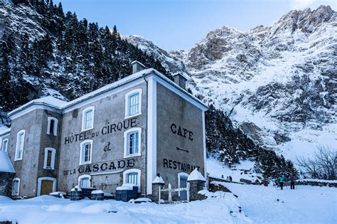 Cirque De Gavarnie En Hiver Randonn E En Raquettes Globefreelancers