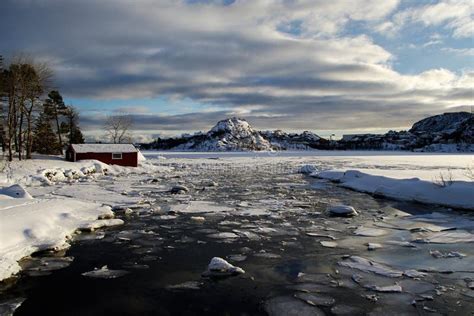 Cabana Da Pesca No Gelo Em Noruega Imagem De Stock Imagem De Vermelho