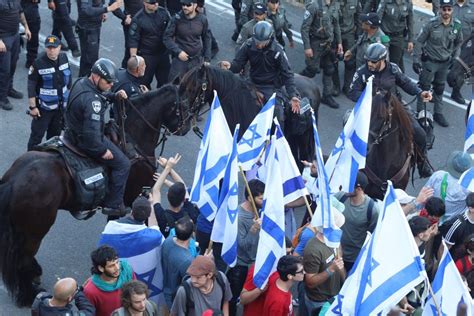 Proteste In Israel Gehen Weiter Netanjahu Lehnt Kompromissvorschlag