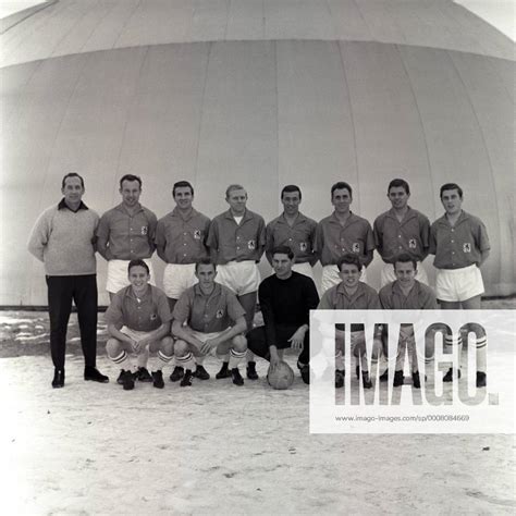 Mannschaftsfoto TSV 1860 Muenchen Hi V Li Trainer Max Merkel Alfons