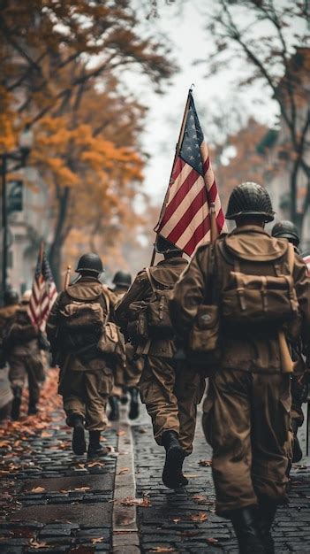 Un Grupo De Soldados Marchando Por Una Calle Con Una Bandera En El