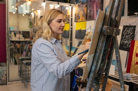 Arte Y Cultura Retrato De Una Mujer Joven Que Est Pintando Un Cuadro