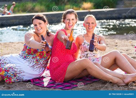 Amigos Que Bebem A Cerveja Na Praia Do Rio Foto De Stock Imagem De