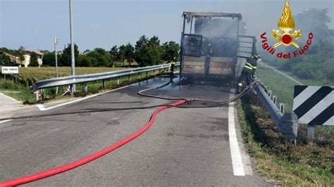 Camion carico di carta in fiamme disagi enormi alla viabilità