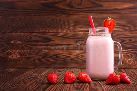 Een Verfrissende Aardbei Smoothie In Een Grote Metselaarkruik Met Rood