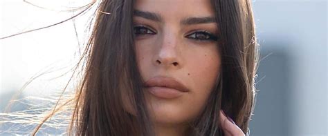 Emily Ratajkowski Se D Hanche En Vid O Dans Un Tout Petit Bikini Ses Fans Deviennent Fou