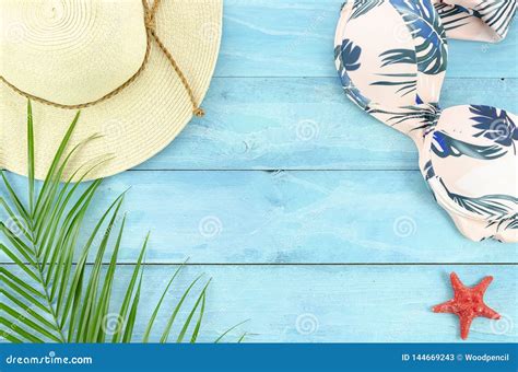 Fondo Puesto Plano Del Verano Con Las Hojas El Bikini Y El Sombrero Del Plam En Fondo De Madera