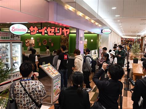 《写真ニュース》青森初の「サイゼリヤ」 開店前に40人、報道各社も 弘前経済新聞