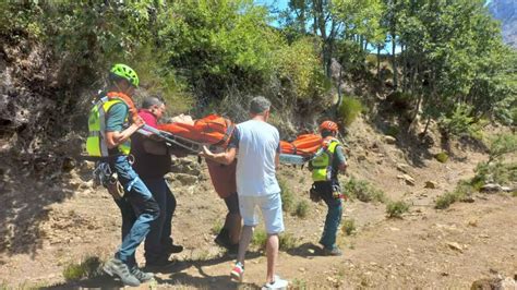 Rescatado en camilla un senderista tras sufrir una caída en La Cistierna