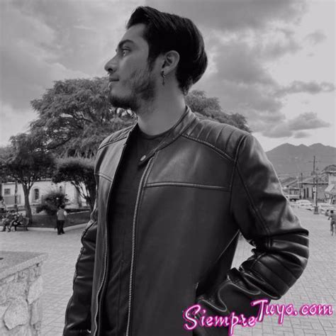 Eduardo 21 años delgado y alto dispuesto a pasar un buen rato a tu lado Escorts Gay Gigolos