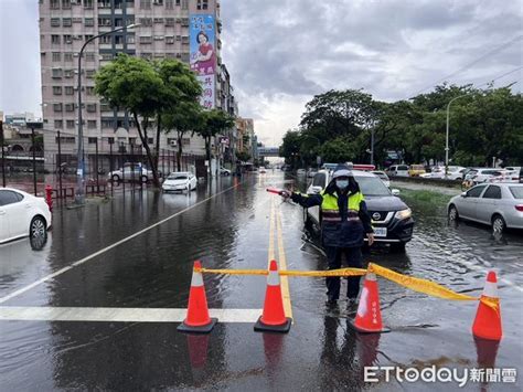 快訊／暴雨炸不停！高雄「水淹到小腿」 市區積水半個輪胎高 Ettoday社會新聞 Ettoday新聞雲