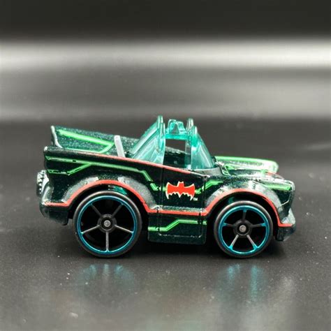 Ch I M H Nh Si U Xe Hot Wheels C Classic Tv Series Batmobile Fahasa