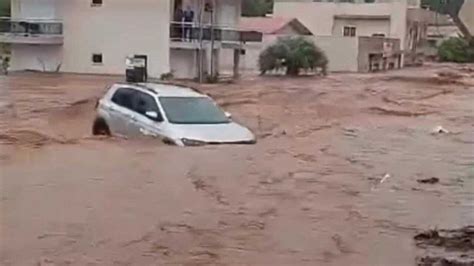 Carros são arrastados por enchente em Barra do Rio Azul no norte do Rio