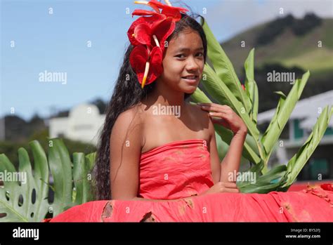 Hawaiian Girl Wearing Pele Costume Awaits Start Of The 35th Annual