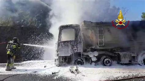 Autostrada A Camion A Fuoco All Altezza Di Deiva Marina L