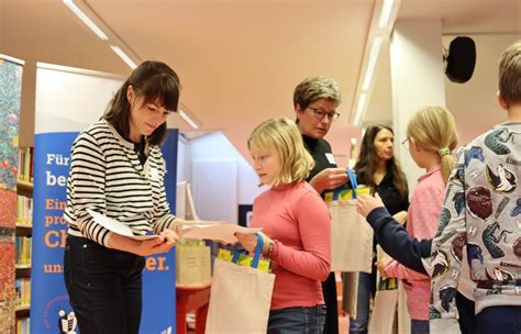 Pilotprojekt In Obertraubling Tutoren Helfen Kindern Beim Lesen