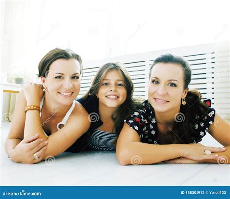 Le Sorelle Mature Si Gemono A Casa Con La Figlia Piccola La Famiglia Felice Si Sorride Da