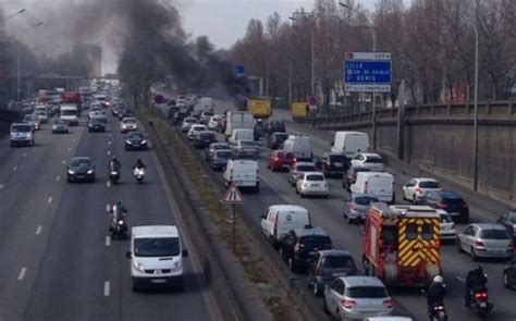 Un Camion Prend Feu La Porte De La Chapelle Le Parisien