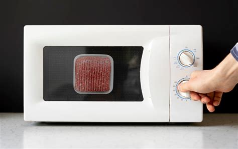 How to Defrost Ground Beef in Microwave (Step-by-Step Guide) - Foodsalternative