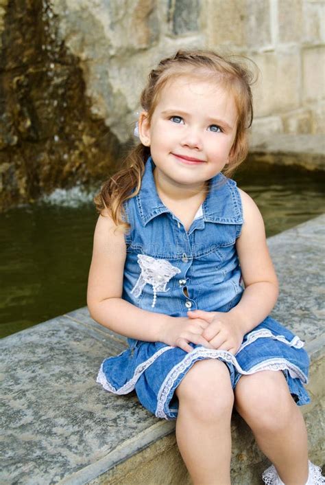 Petite Fille Mignonne De Sourire Avec L Ordinateur Portable Photo Stock