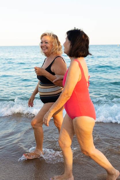 Velhos Se Divertindo Na Praia Foto Gr Tis