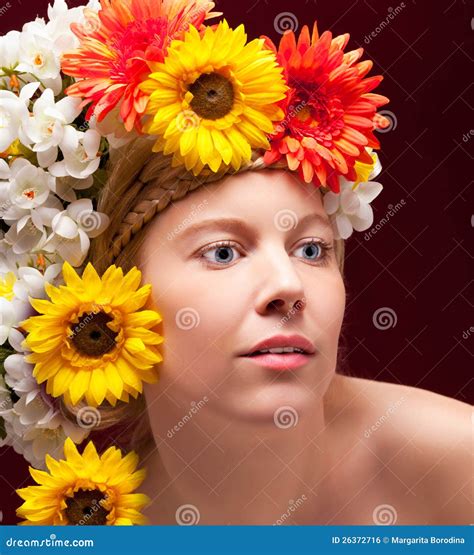 Portret Van Blonde Vrouw Met Een Kroon Stock Foto Image Of Hoofd Blond 26372716
