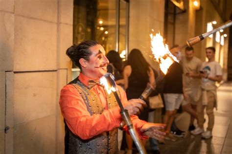 Jongleur Lors D une Fête D halloween Jonglant Avec Des Bâtons De Feu à