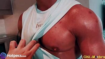 Qu Se Esconde Debajo De Esa Camiseta Sin Mangas Sus Enormes Pectorales Xvideos